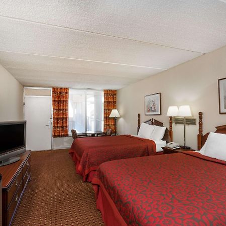 Days Inn By Wyndham Hurricane Mills Bagian luar foto