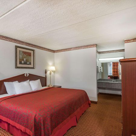 Days Inn By Wyndham Hurricane Mills Bagian luar foto