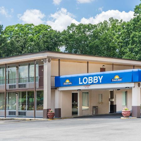 Days Inn By Wyndham Hurricane Mills Bagian luar foto