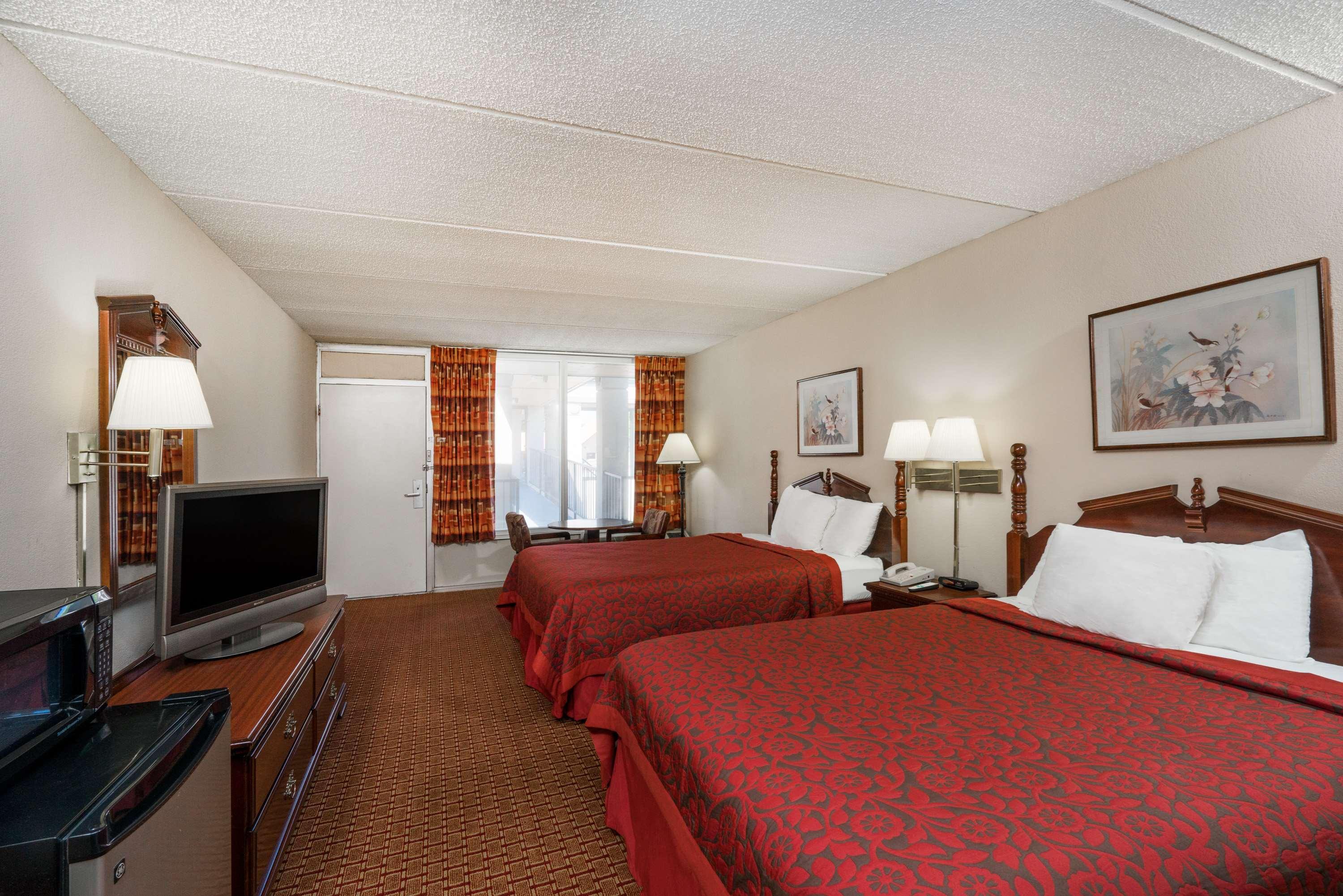 Days Inn By Wyndham Hurricane Mills Bagian luar foto