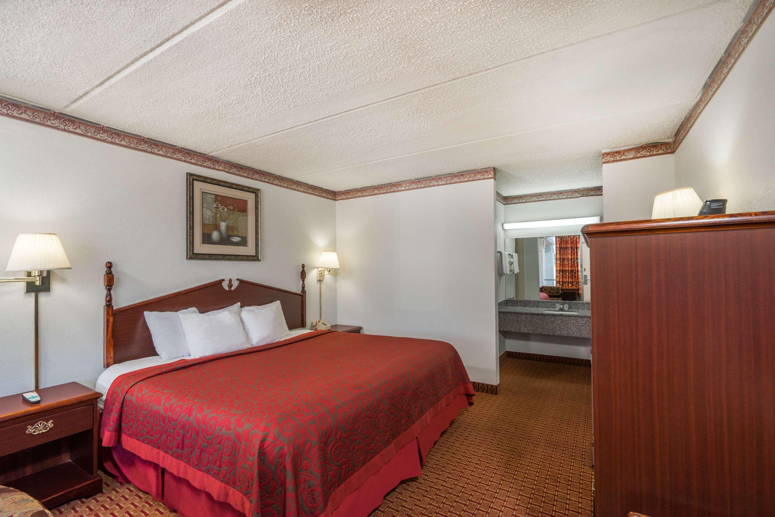Days Inn By Wyndham Hurricane Mills Bagian luar foto