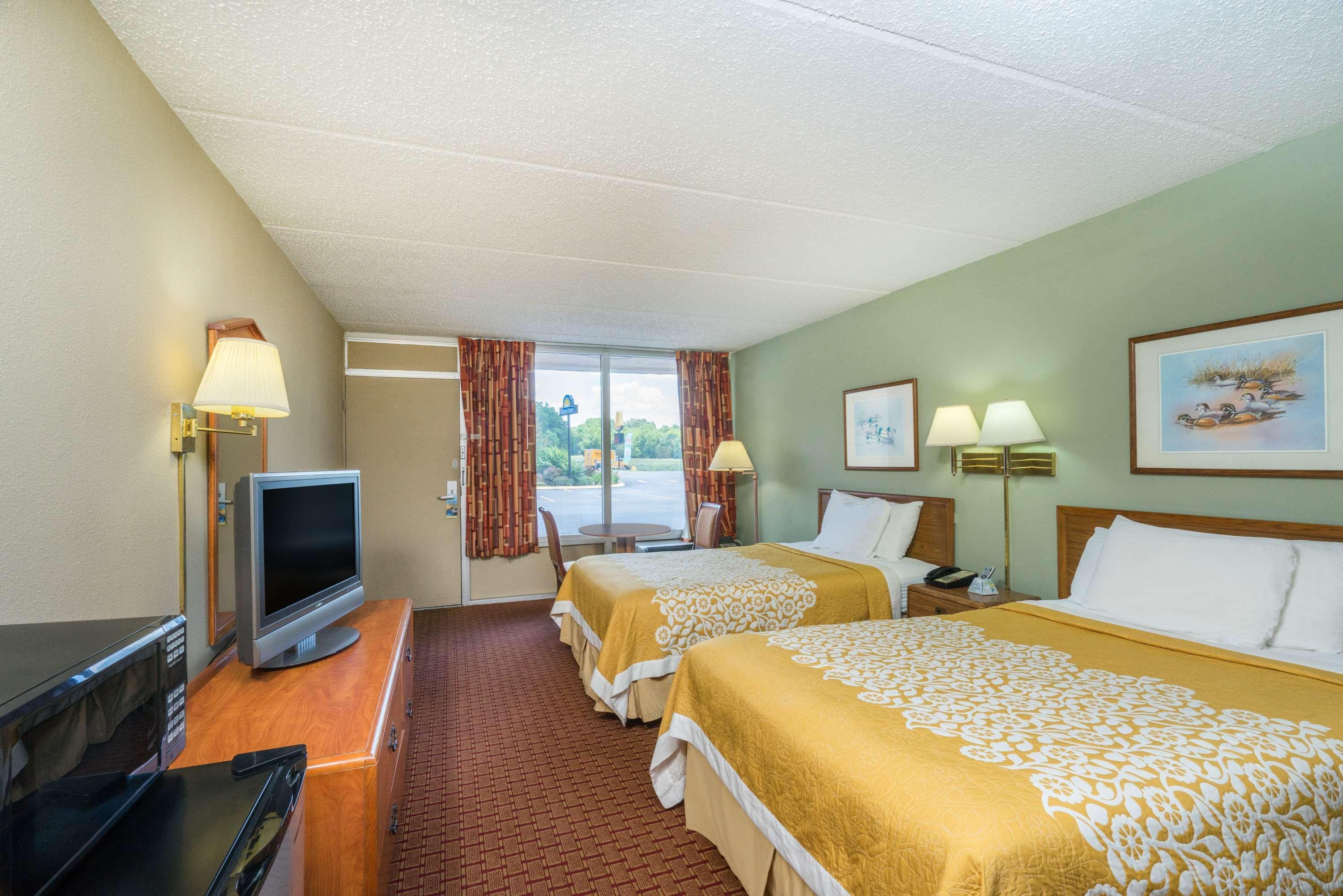 Days Inn By Wyndham Hurricane Mills Bagian luar foto