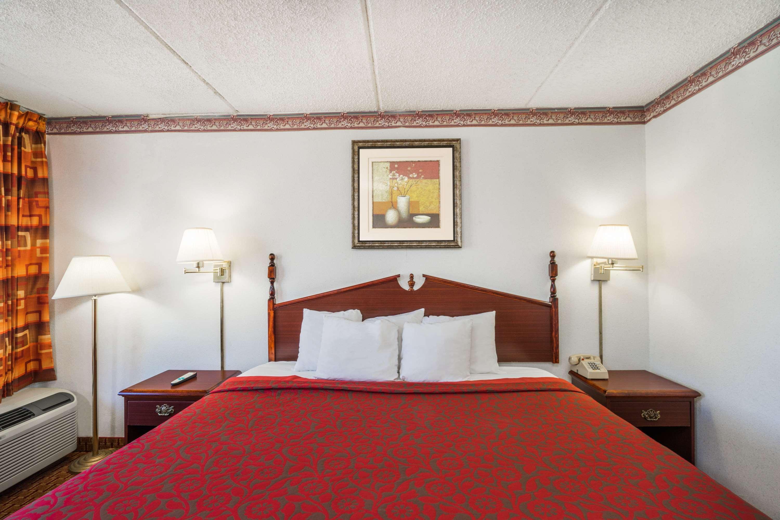 Days Inn By Wyndham Hurricane Mills Bagian luar foto