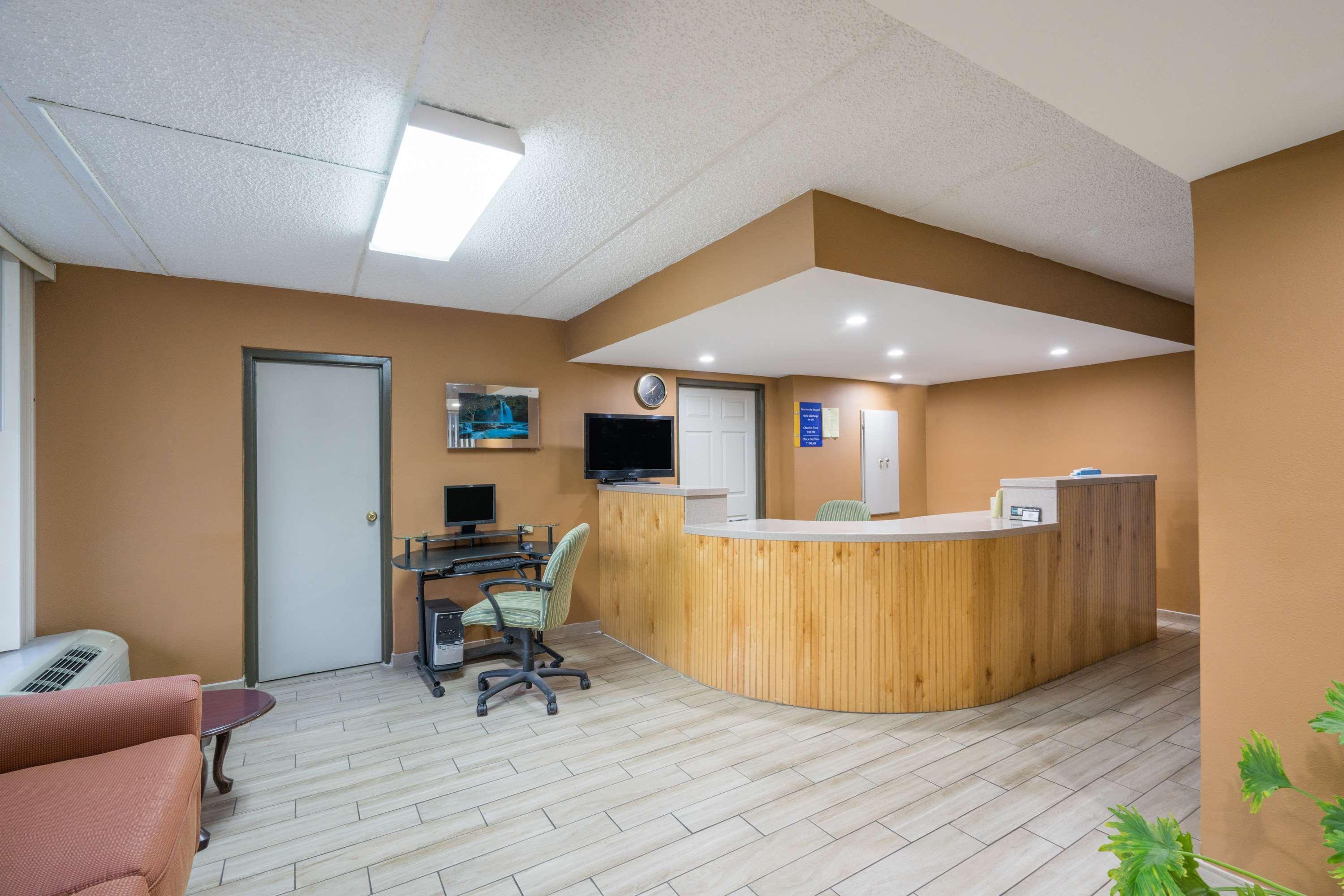 Days Inn By Wyndham Hurricane Mills Bagian luar foto
