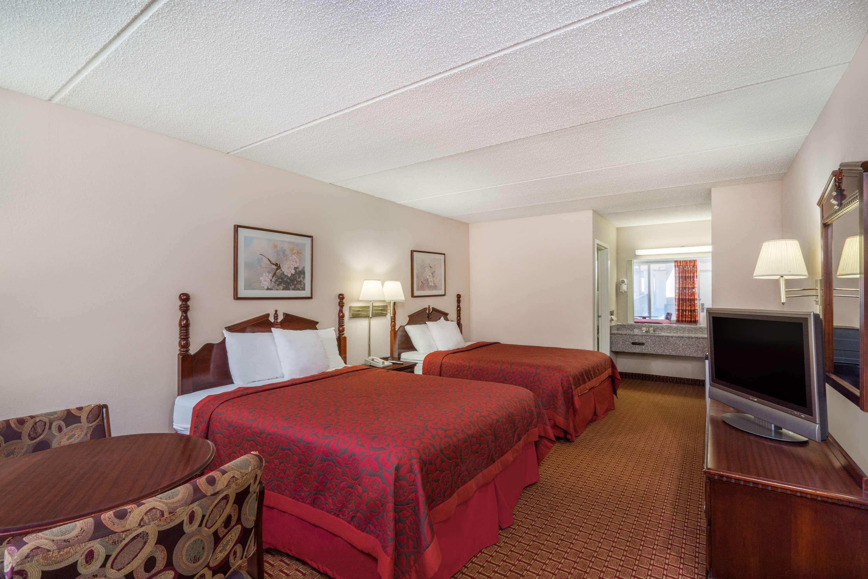 Days Inn By Wyndham Hurricane Mills Bagian luar foto