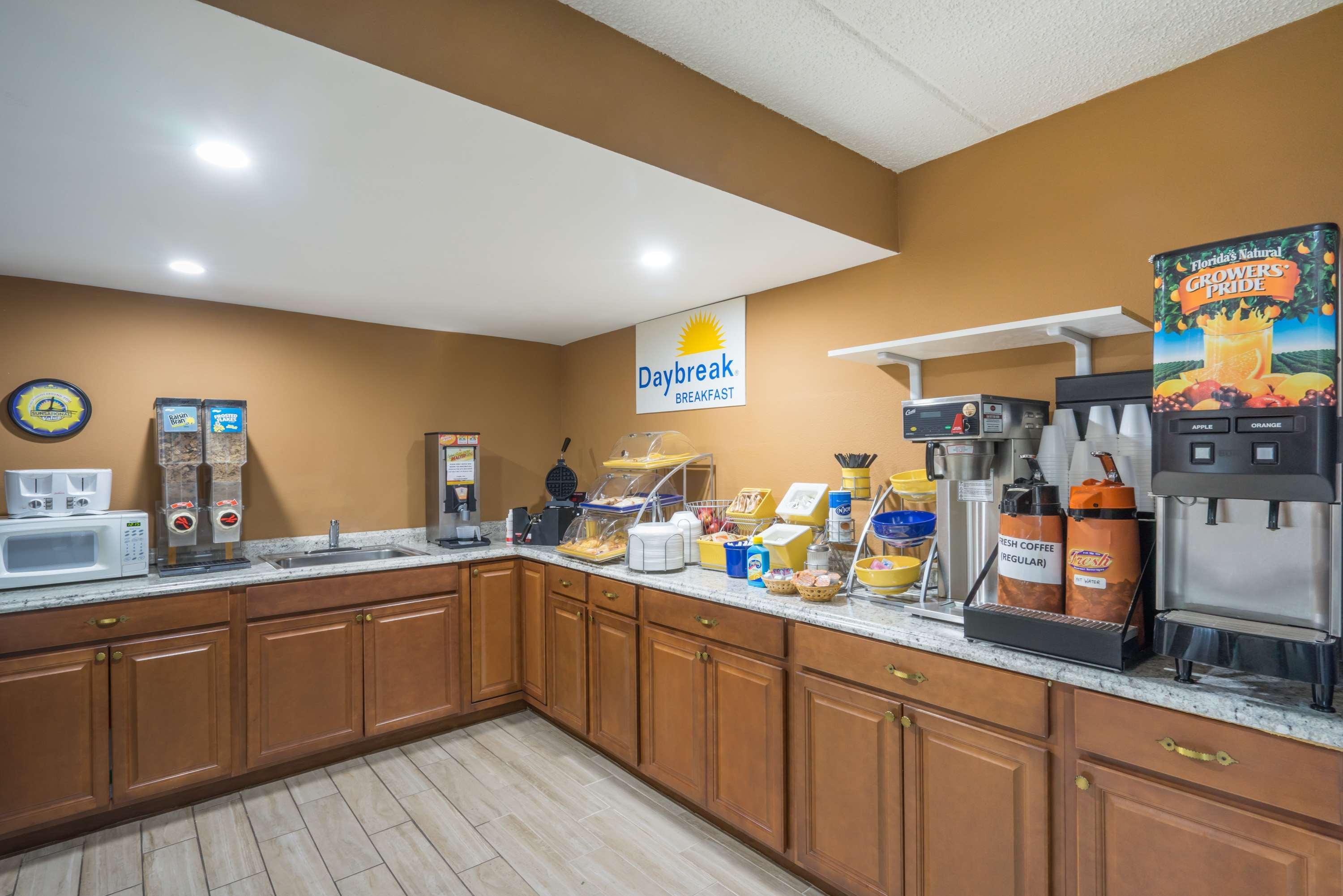 Days Inn By Wyndham Hurricane Mills Bagian luar foto