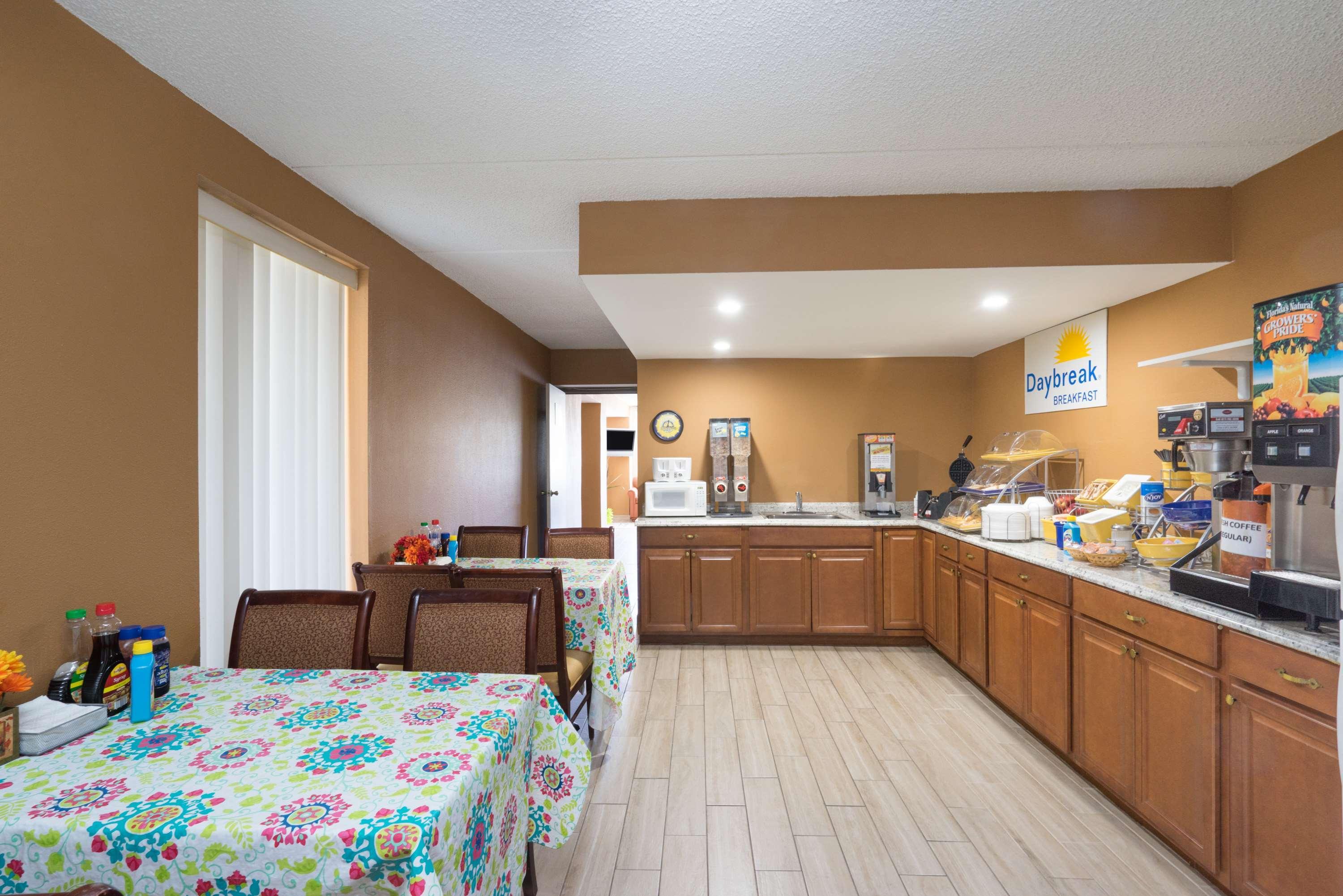 Days Inn By Wyndham Hurricane Mills Bagian luar foto