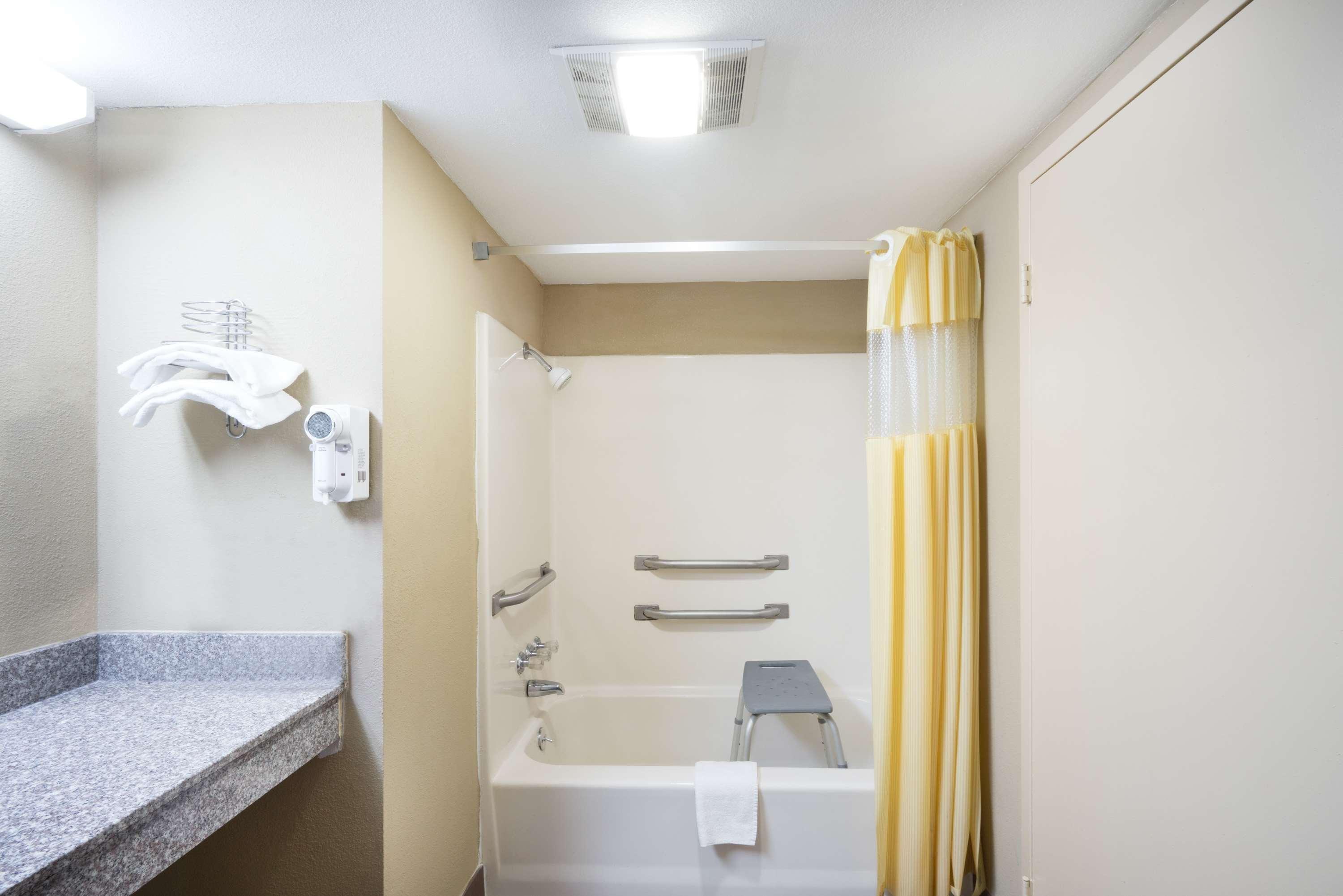 Days Inn By Wyndham Hurricane Mills Bagian luar foto