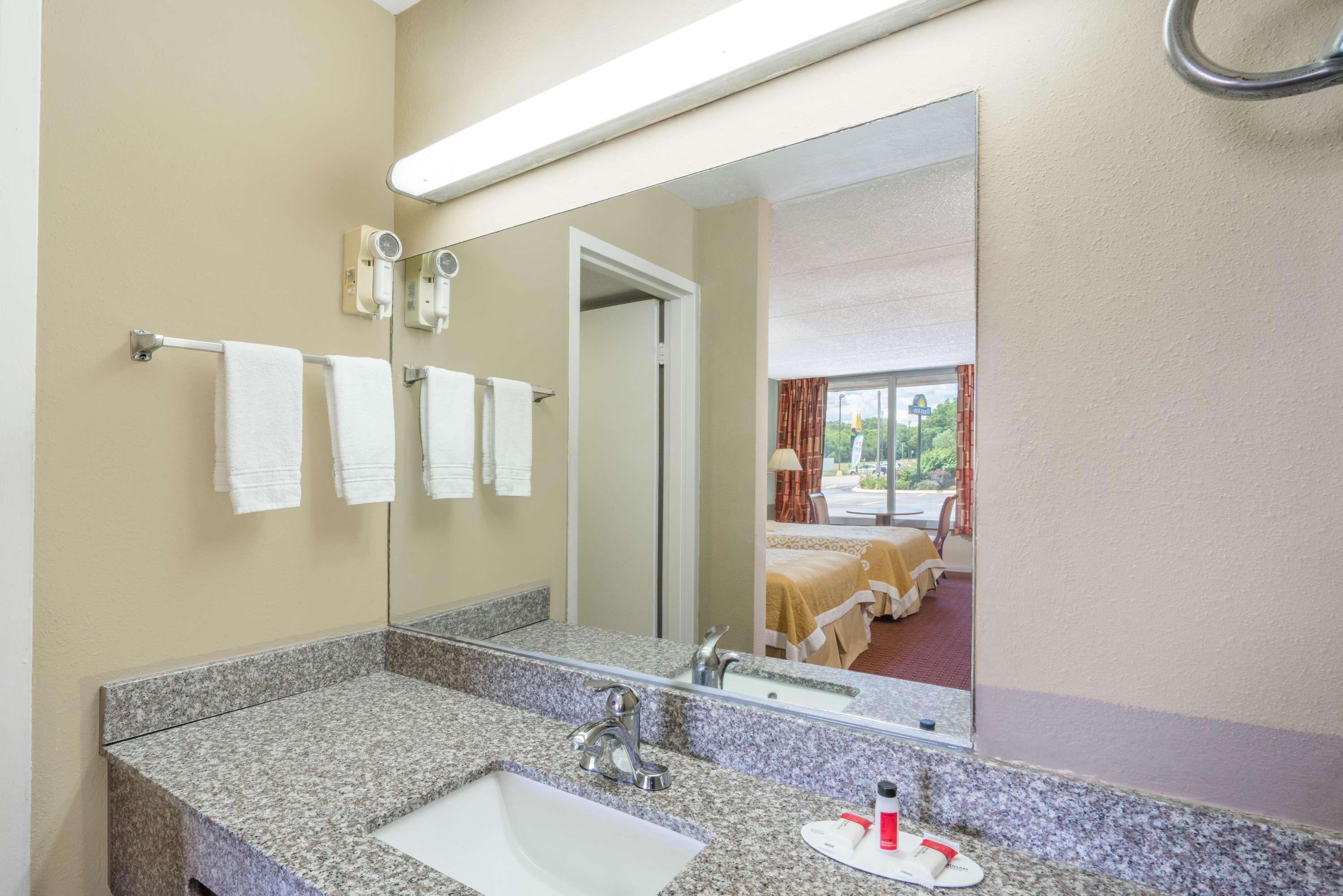 Days Inn By Wyndham Hurricane Mills Bagian luar foto