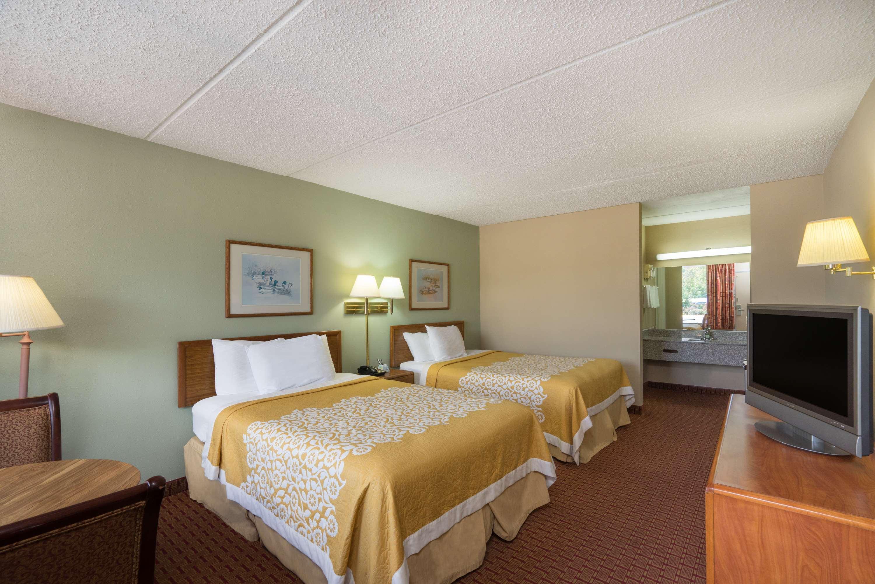 Days Inn By Wyndham Hurricane Mills Bagian luar foto