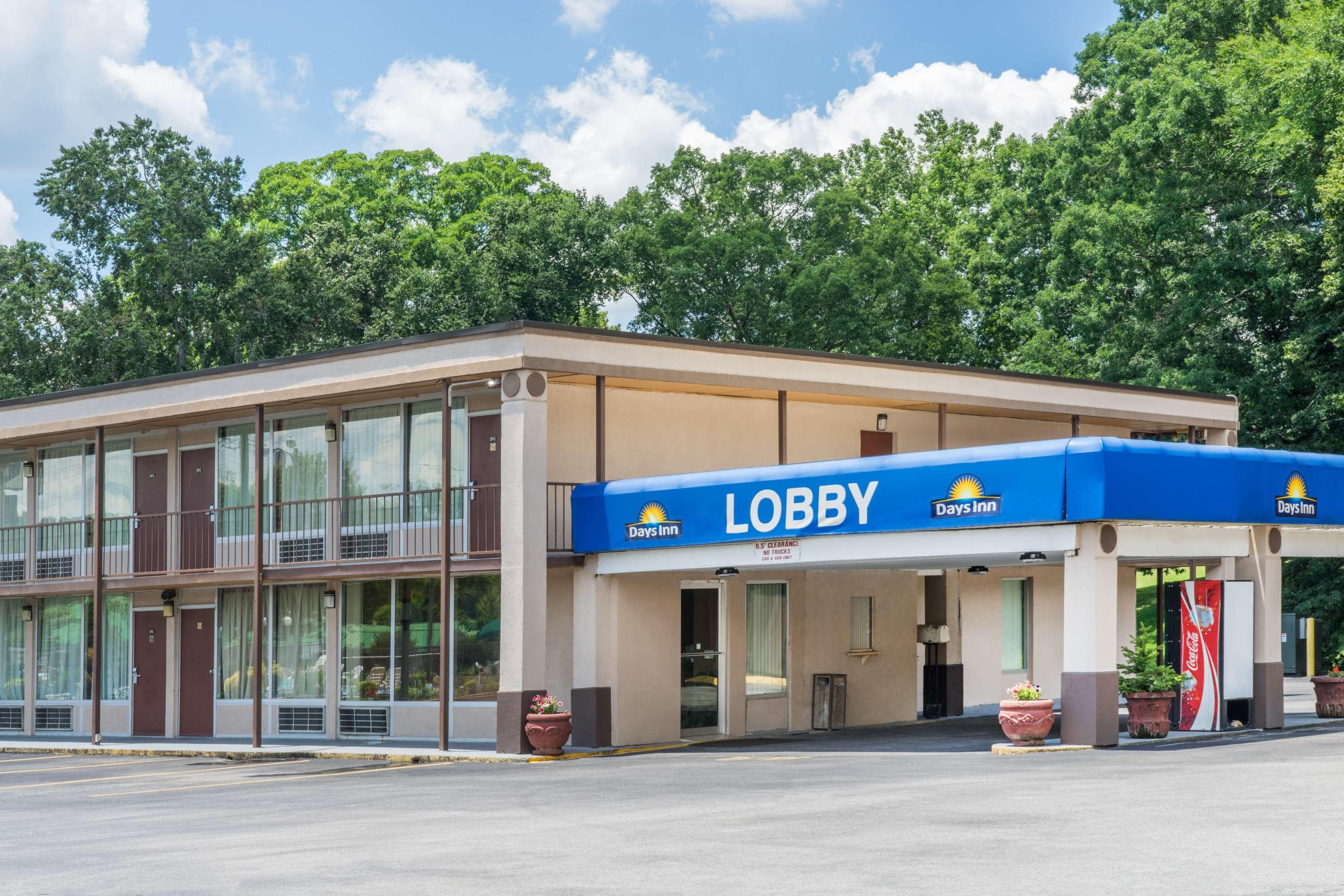 Days Inn By Wyndham Hurricane Mills Bagian luar foto