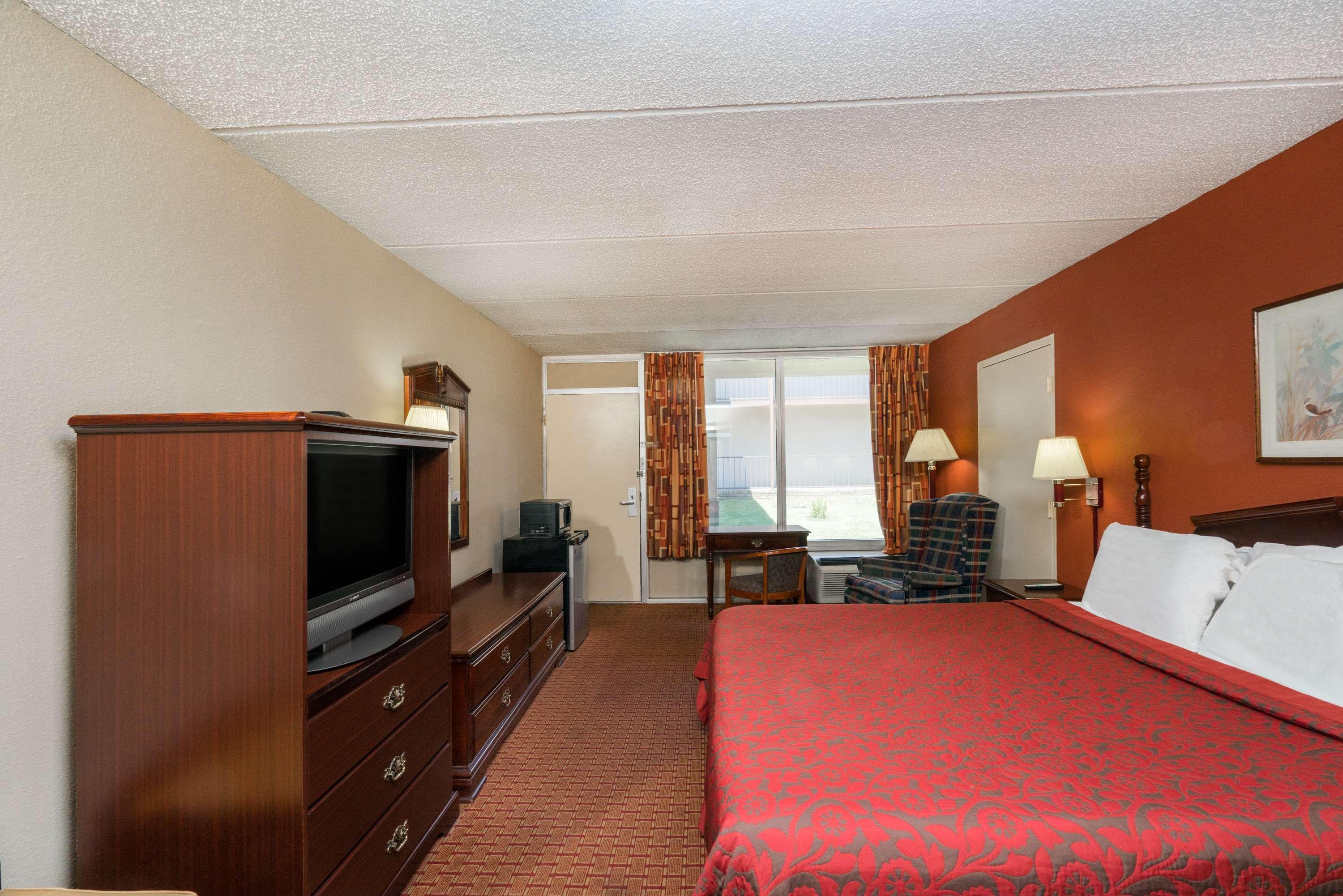 Days Inn By Wyndham Hurricane Mills Bagian luar foto