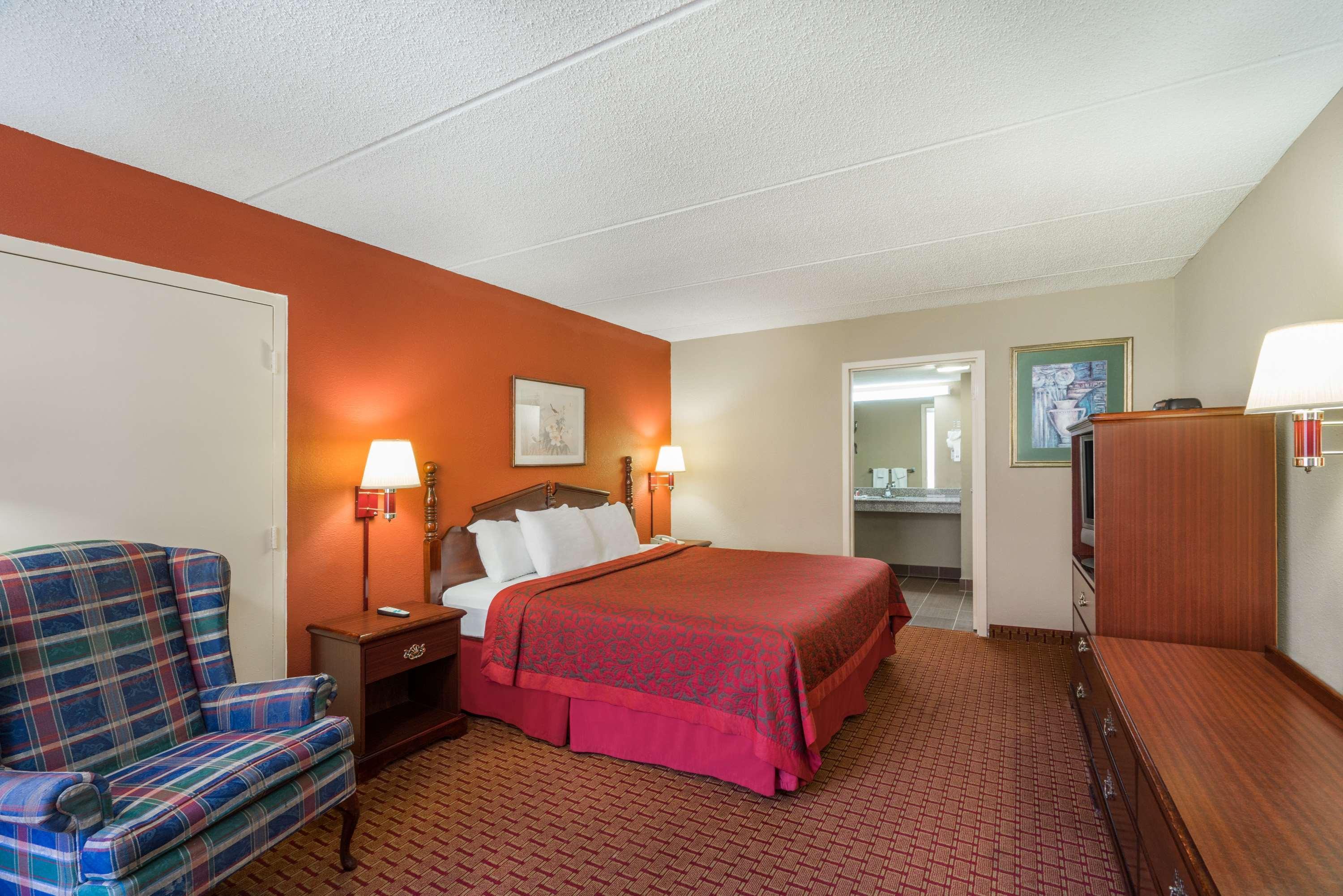 Days Inn By Wyndham Hurricane Mills Bagian luar foto