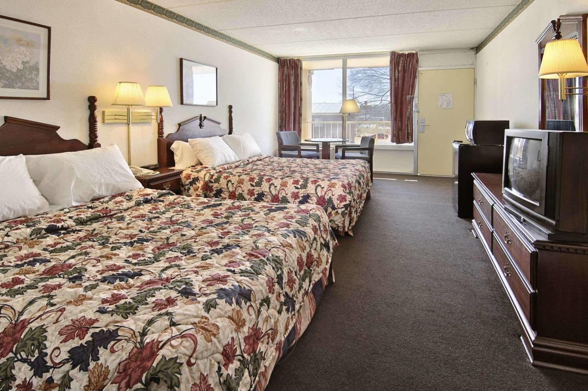 Days Inn By Wyndham Hurricane Mills Bagian luar foto