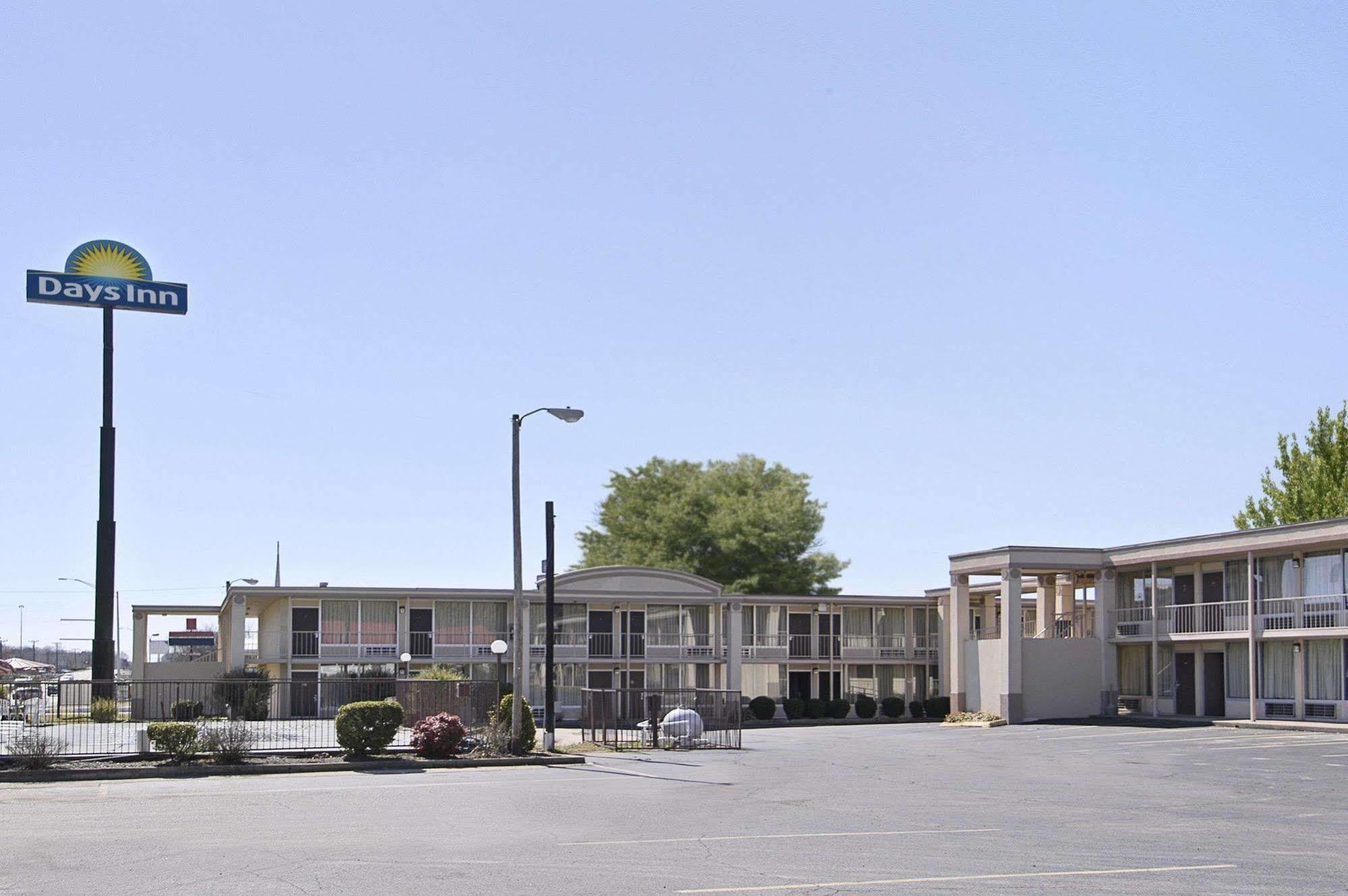 Days Inn By Wyndham Hurricane Mills Bagian luar foto