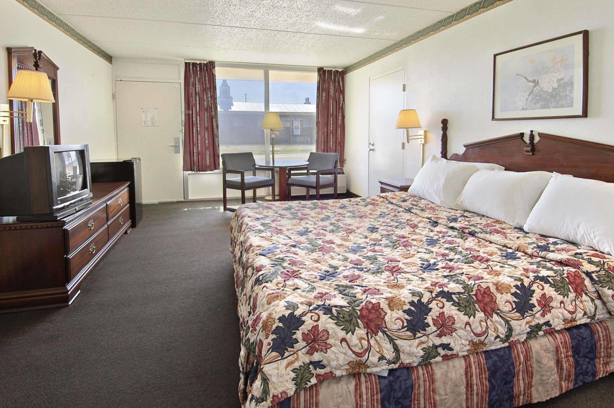 Days Inn By Wyndham Hurricane Mills Bagian luar foto